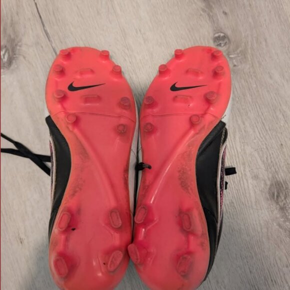 Nike Cleats - size 38 EUR, 35 UK, 7US - Picture 3 of 4